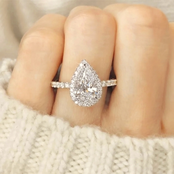 Gorgeous Sparkling Pear Cut Diamond Ring - Picture 3 of 4